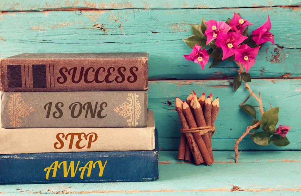 Success is one step away - gestapelte Bücher mit Stiften - 3 goldene Marketing Regeln für deinen Heilpraxis-Erfolg - Britta Wein Marketing & Heilpraxis Coach